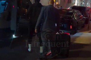 这造型你打几分？克拉克森带着女儿去参加时装周